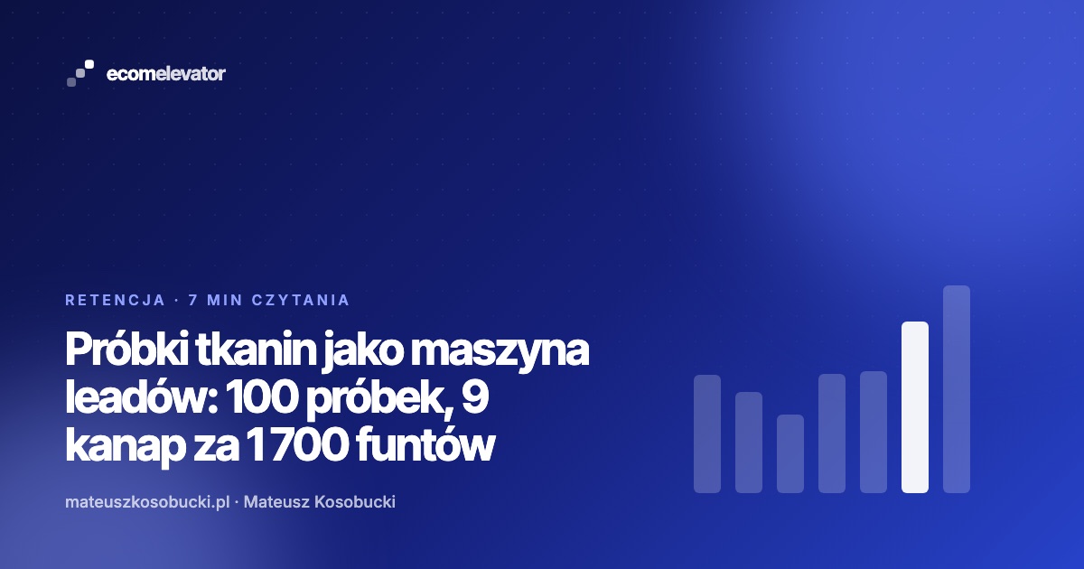 Wachlarz próbek tkanin tapicerskich w odcieniach szarości i granatu obok koperty, ilustracja programu próbek w sklepie meblowym