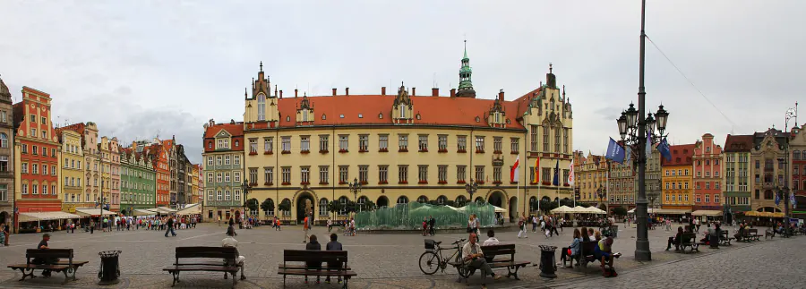 Rynek we Wrocławiu z ratuszem, miasto, z którego prowadzony jest program EcomElevator